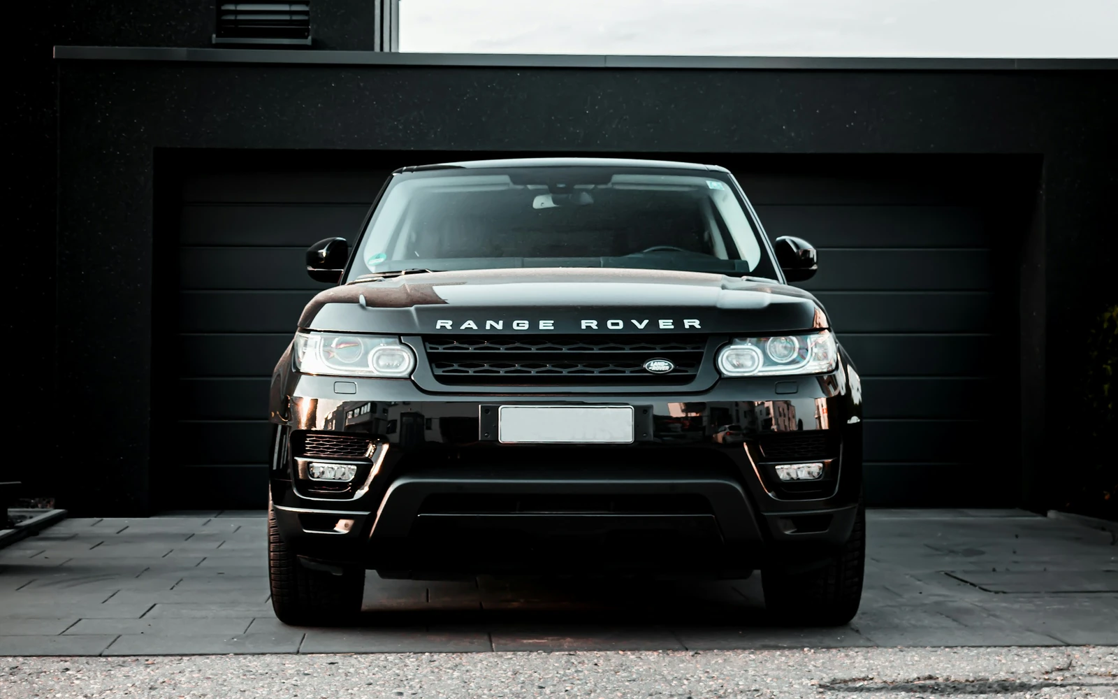 Black Range Rover SUV for airport transfers with luggage capacity